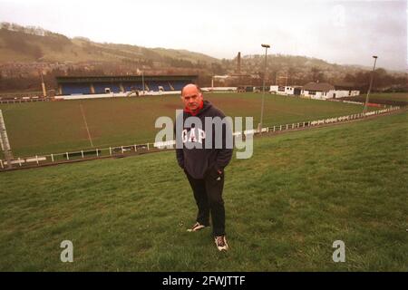 L'allenatore Hawick Rugby Club e l'ex rugby scozzese internazionale Jim Renwick sono stati raffigurati con il terreno e la città oltre. Foto Stock