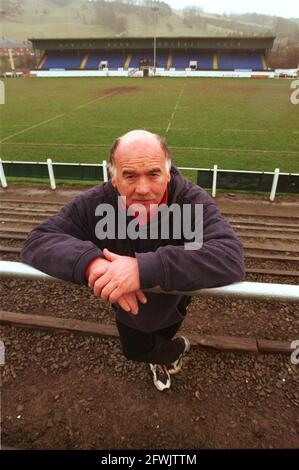 L'allenatore Hawick Rugby Club e l'ex rugby scozzese internazionale Jim Renwick sono stati raffigurati con il terreno e la città oltre. Foto Stock