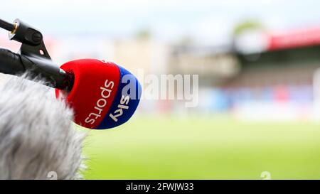 Morecambe, Regno Unito. 23 maggio 2021. Il microfono Sky Sports prima del gioco di Sky Bet League 2 in semifinale della seconda tappa tra Morecambe e Tranmere Rovers alla Globe Arena, Morecambe, Inghilterra, il 23 maggio 2021. Foto di Sam Fielding/prime Media Images. Credit: Prime Media Images/Alamy Live News Foto Stock