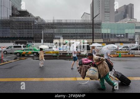 Tokyo, Giappone. 1 luglio 2015. Un uomo senza casa spinge una bicicletta che porta tutti i suoi effetti personali a Shinjuku. Credit: Damon Coulter/SOPA Images/ZUMA Wire/Alamy Live News Foto Stock