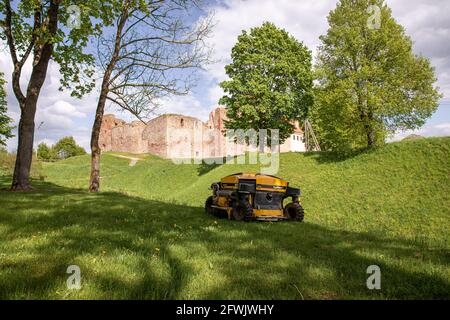 Bauska, Lettonia, 21.05.2021, nella foto RAGNO ILD02 rasaerba radiocomandato nel parco del Castello di Bauska Foto Stock