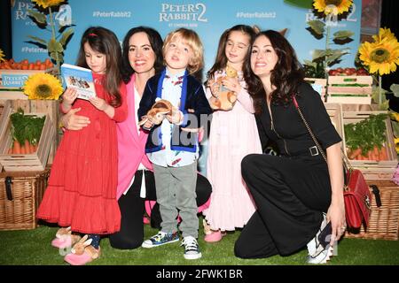 Sally Wood (secondo da sinistra) con le figlie Gracie Jane e Alice Rose, e Melanie Hamrick (a destra) con il figlio Deveraux, arrivando per la proiezione di gala di Peter Rabbit 2 al Picturehouse Central Cinema, nel centro di Londra. Data immagine: Domenica 23 maggio 2021. Foto Stock