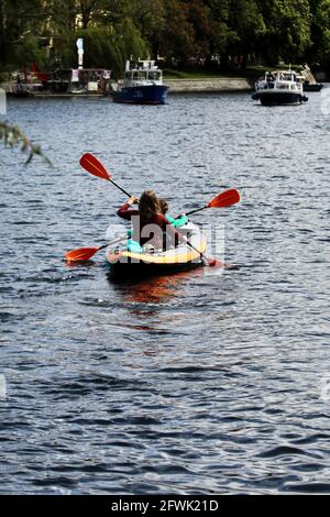 Berlino, Germania. 23 maggio 2021. Due persone pagaiano in kayak in tempo soleggiato sul fiume Spree al porto urbano. Credit: Carsten Koall/dpa/Alamy Live News Foto Stock