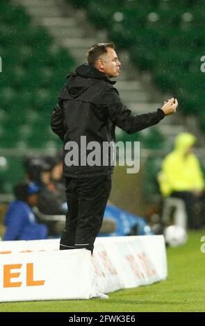23 maggio 2021; HBF Park, Perth, Australia Occidentale, Australia; A League Football, Perth Glory contro Macarthur; ante Milicic capo allenatore di Macarthur FC dà istruzioni ai suoi giocatori Foto Stock