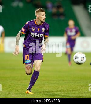 23 maggio 2021; HBF Park, Perth, Australia Occidentale, Australia; A League Football, Perth Glory contro Macarthur; Andy Keogh di Perth Glory fa una rottura di attacco sulla palla Foto Stock