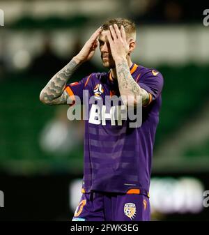 23 maggio 2021; HBF Park, Perth, Australia Occidentale, Australia; A League Football, Perth Glory contro Macarthur; Andy Keogh di Perth Glory reagisce al suo tiro andando largo Foto Stock