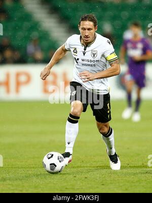 23 maggio 2021; HBF Park, Perth, Australia Occidentale, Australia; A League Football, Perth Glory contro Macarthur; Mark Milligan del Macarthur FC gira la palla indietro verso il suo portiere per eliminare il pericolo Foto Stock