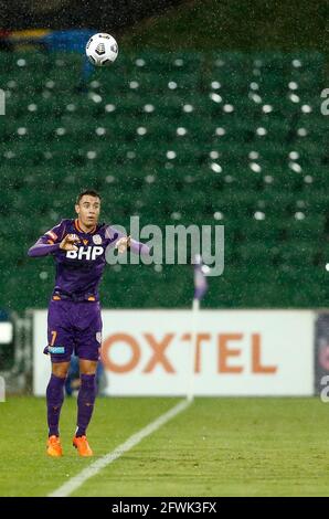23 maggio 2021; HBF Park, Perth, Australia Occidentale, Australia; A League Football, Perth Glory contro Macarthur; Christopher Ikonomidis di Perth Glory prende un tiro nelle prime fasi del gioco Foto Stock