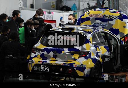 Oyama, Giappone. 23 maggio 2021. Il presidente della Toyota Motor Corporation e il proprietario del team 'Rookie Racing', Akio Toyoda parla con il compagno di squadra nella loro buca durante la 'FUJI SUPER TEC 24 ore Race' a Oyama, Prefettura di Shizuoka, Giappone, domenica 23 maggio 2021. Hanno riparato l'auto in poche ore a mezzanotte. Foto di Keizo Mori/UPI Credit: UPI/Alamy Live News Foto Stock