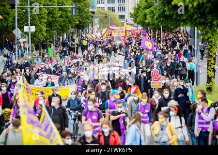 Berlino, Germania. 23 maggio 2021. La processione di una dimostrazione sotto il motto 'contro la follia affitto - ora più che mai!' Si sposta lungo Potsdamer Straße. Credit: Christoph Soeder/dpa/Alamy Live News Foto Stock