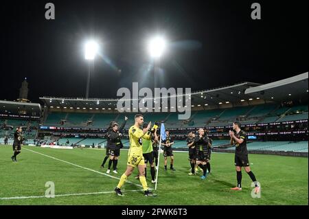 23 maggio 2021; Sydney Cricket Ground, Sydney, nuovo Galles del Sud, Australia; A League Football, Sydney Football Club contro Western Sydney Wanderers; i giocatori di Wanderers applaudono i loro fan dopo la partita al Sydney Cricket Ground Foto Stock