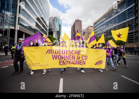 Berlino, Germania. 23 maggio 2021. La processione di una dimostrazione sotto il motto 'contro la follia affitto - ora più che mai!' Si sposta lungo Potsdamer Straße. Credit: Christoph Soeder/dpa/Alamy Live News Foto Stock