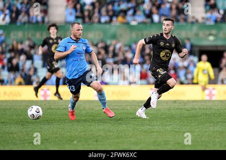 23 maggio 2021; Sydney Cricket Ground, Sydney, nuovo Galles del Sud, Australia; A League Football, Sydney Football Club contro Western Sydney Wanderers; Thomas Aquilina di Western Sydney Wanderers si rompe sulla palla mentre Rhyan Grant di Sydney si avvicina Foto Stock