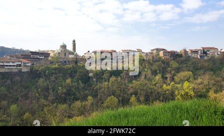 VELIKO TARNOVO, BULGARIA, 31 marzo 2019: Veliko Tarnovo in Bulgaria con la Cattedrale della nascita dei Teotokos, vista dalla fortezza di Trapezitsa Foto Stock