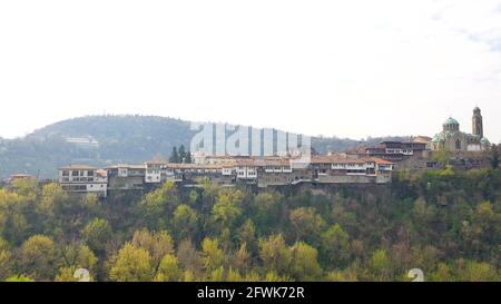 VELIKO TARNOVO, BULGARIA, 31 marzo 2019: Veliko Tarnovo in Bulgaria con la Cattedrale della nascita dei Teotokos, vista dalla fortezza di Trapezitsa Foto Stock