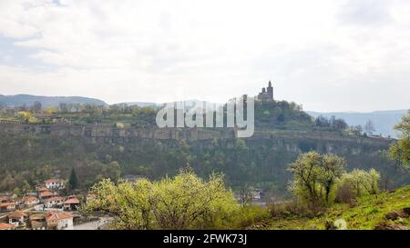 VELIKO TARNOVO, BULGARIA, 31 marzo 2019: Fortezza di Tsarevets a Veliko Tarnovo in Bulgaria, vista dalla fortezza di Trapezitsa Foto Stock