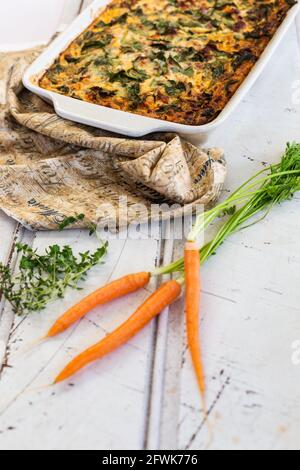 Frittata in padella con carote per bambini e timo fresco Foto Stock