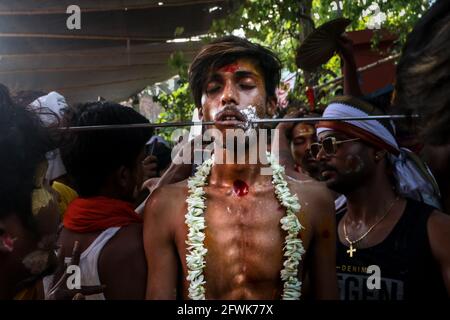 Vel, come simbolo della divinità, è un oggetto di culto nei templi dedicati al Signore Murugan - il dio indù della guerra e un figlio di Shiva. Il Vel festival è la versione del festival annuale Thaipusam celebra in India meridionale, Sri Lanka. Durante questo festival, molti devoti perforano la loro pelle, lingua o guance con spiedini di vel mentre intraprendono una processione verso il tempio di Shiva. I devoti indù hanno visto ballare e eseguire diversi rituali tradizionali mentre hanno partecipato al festival religioso annuale chiamato Velvel . Velvel è un festival indù dedicato al Dio indù Murugan/Mutthum Foto Stock