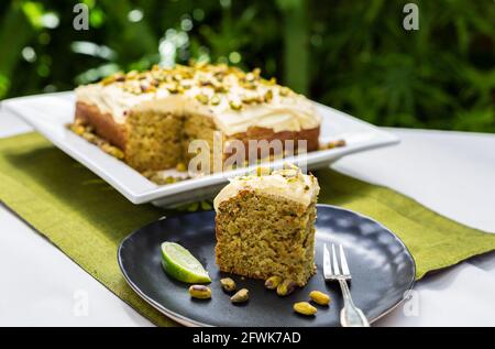 torta fatta in casa, snack, cotta al forno, lime e pistacchio, nessuno, all'aperto, su uno, spade, tavolo, gourmet, cucinato, fresco, gustoso, delizioso, torta, crema, arredamento Foto Stock