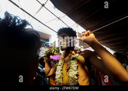 Vel, come simbolo della divinità, è un oggetto di culto nei templi dedicati al Signore Murugan - il dio indù della guerra e un figlio di Shiva. Il Vel festival è la versione del festival annuale Thaipusam celebra in India meridionale, Sri Lanka. Durante questo festival, molti devoti perforano la loro pelle, lingua o guance con spiedini di vel mentre intraprendono una processione verso il tempio di Shiva. I devoti indù hanno visto ballare e eseguire diversi rituali tradizionali mentre hanno partecipato al festival religioso annuale chiamato Velvel . Velvel è un festival indù dedicato al Dio indù Murugan/Mutthum Foto Stock