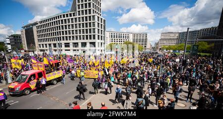 Berlino, Germania. 23 maggio 2021. I partecipanti di una dimostrazione sotto il motto 'contro la follia affitto - ora più che mai!' Si sono riuniti su Potsdamer Platz. Credit: Christoph Soeder/dpa/Alamy Live News Foto Stock