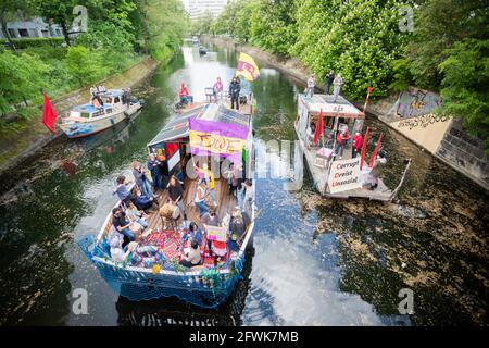 Berlino, Germania. 23 maggio 2021. I partecipanti di una dimostrazione in barca sotto il motto 'contro la follia affitto - ora più che mai!' Vela sul Landwehrkanal. Credit: Christoph Soeder/dpa/Alamy Live News Foto Stock