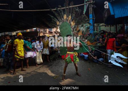 Vel, come simbolo della divinità, è un oggetto di culto nei templi dedicati al Signore Murugan - il dio indù della guerra e un figlio di Shiva. Il Vel festival è la versione del festival annuale Thaipusam celebra in India meridionale, Sri Lanka. Durante questo festival, molti devoti perforano la loro pelle, lingua o guance con spiedini di vel mentre intraprendono una processione verso il tempio di Shiva. I devoti indù hanno visto ballare e eseguire diversi rituali tradizionali mentre hanno partecipato al festival religioso annuale chiamato Velvel . Velvel è un festival indù dedicato al Dio indù Murugan/Mutthum Foto Stock