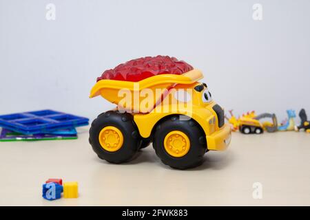 Giocattolo giallo dump Truck del bambino. Foto Stock