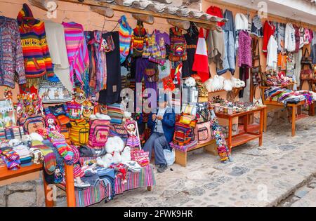 Scena di strada con negozi di souvenir turistici a Chinchero, un piccolo villaggio andino rustico nella Valle Sacra, Provincia di Urubamba, Regione Cusco, Perù Foto Stock
