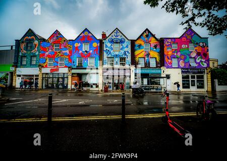 La gente passa davanti a un'installazione d'arte appena installata intitolata 'six Sisters' dipinta sopra i negozi a Bedminster, Bristol. I sei murali graffiti, dipinti da artisti di strada femminili, Lucas antics, Gemma Compton, Bex Glover, Sophie Long, Zoe Power e Emily J Taylor, sono stati finalmente completati dopo cinque anni per completare. I brani finali, di Lucas Antics e Emily J Taylor, sono stati svelati all'inizio di questa settimana. Data immagine: Domenica 23 maggio 2021. Foto Stock