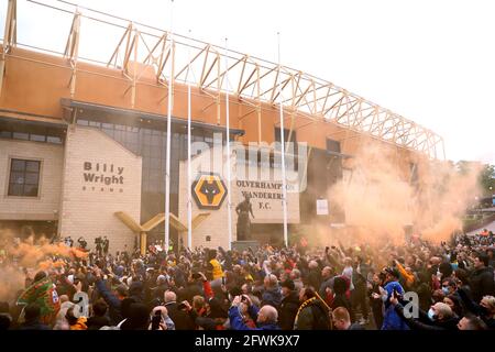 I fan di Wolverhampton Wanderers sfuggono al fumo che si trova fuori dallo stadio prima della partita della Premier League al Molineux Stadium, Wolverhampton. Data immagine: Domenica 23 maggio 2021. Foto Stock
