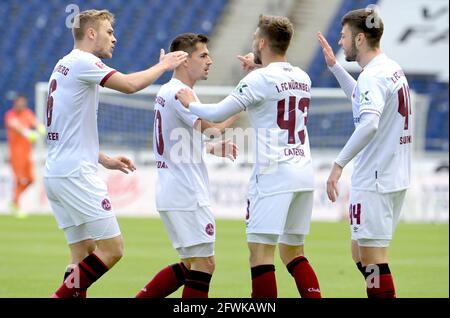 Hannover, Germania. 23 maggio 2021. Calcio: 2 Bundesliga, Hannover 96 - 1. FC Nürnberg, Matchday 34 all'HDI Arena. Erik Shuranov (r) di Norimberga celebra il suo obiettivo per 1:0 con i suoi compagni di squadra. Credit: Hauke-Christian Dittrich/dpa - NOTA IMPORTANTE: In conformità con le norme del DFL Deutsche Fußball Liga e/o del DFB Deutscher Fußball-Bund, è vietato utilizzare o utilizzare fotografie scattate nello stadio e/o della partita sotto forma di sequenze fotografiche e/o serie fotografiche di tipo video./dpa/Alamy Live News Foto Stock