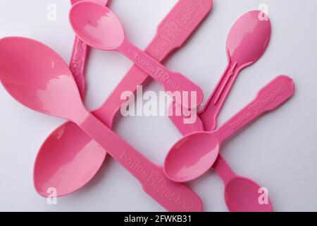 Lahore, Punjab, Pakistan - 2 aprile 2021: Cucchiai di plastica rosa da Baskin Robbins su sfondo bianco Foto Stock