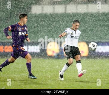 23 maggio 2021; HBF Park, Perth, Australia Occidentale, Australia; A League Football, Perth Glory contro Macarthur; Mark Milligan del Macarthur FC passa la palla coperta da Luke Bodnar di Perth Glory Foto Stock