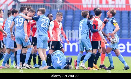 ROTTERDAM, PAESI BASSI - MAGGIO 23: Lotta con i giocatori di Feyenoord Rotterdam e FC Utrecht, Gyrano Kerk del FC Utrecht, Hidde ter Avest del FC Utrecht, Steven Berghuis del Feyenoord Rotterdam, portiere Justin Bijlow del Feyenoord Rotterdam, Willem Janssen del FC Utrecht durante la partita olandese Eredivisie tra Feyenoord Rotterdam e FC Utrecht allo Stadion Feijenoord De Kuip il 23 maggio 2021 a Rotterdam, Paesi Bassi (Foto di Yannick Verhoeven/Orange Pictures) Foto Stock