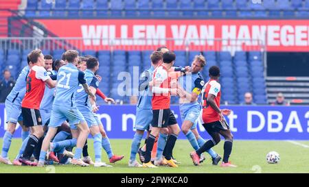 ROTTERDAM, PAESI BASSI - MAGGIO 23: Lotta con i giocatori di Feyenoord Rotterdam e FC Utrecht, Gyrano Kerk del FC Utrecht, Hidde ter Avest del FC Utrecht, Steven Berghuis del Feyenoord Rotterdam, portiere Justin Bijlow del Feyenoord Rotterdam, Willem Janssen del FC Utrecht durante la partita olandese Eredivisie tra Feyenoord Rotterdam e FC Utrecht allo Stadion Feijenoord De Kuip il 23 maggio 2021 a Rotterdam, Paesi Bassi (Foto di Yannick Verhoeven/Orange Pictures) Foto Stock