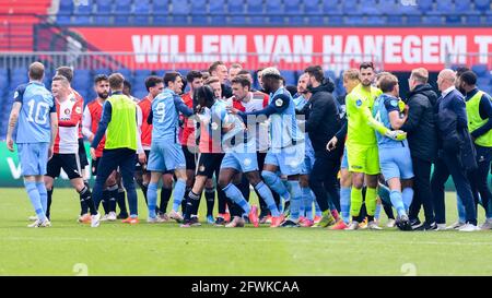 ROTTERDAM, PAESI BASSI - 23 MAGGIO: Lotta con i giocatori di Feyenoord Rotterdam e FC Utrecht durante la partita olandese Eredivisie tra Feyenoord Rotterdam e FC Utrecht allo Stadion Feijenoord De Kuip il 23 maggio 2021 a Rotterdam, Paesi Bassi (Foto di Yannick Verhoeven/Orange Pictures) Foto Stock