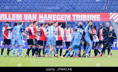 ROTTERDAM, PAESI BASSI - 23 MAGGIO: Lotta con i giocatori di Feyenoord Rotterdam e FC Utrecht durante la partita olandese Eredivisie tra Feyenoord Rotterdam e FC Utrecht allo Stadion Feijenoord De Kuip il 23 maggio 2021 a Rotterdam, Paesi Bassi (Foto di Yannick Verhoeven/Orange Pictures) Foto Stock