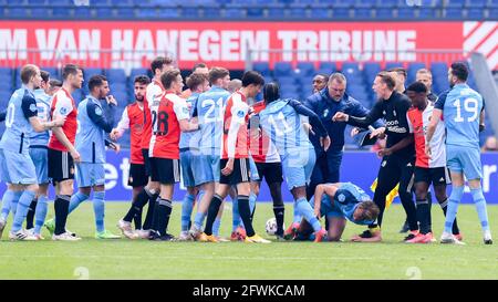 ROTTERDAM, PAESI BASSI - 23 MAGGIO: Lotta con i giocatori di Feyenoord Rotterdam e FC Utrecht durante la partita olandese Eredivisie tra Feyenoord Rotterdam e FC Utrecht allo Stadion Feijenoord De Kuip il 23 maggio 2021 a Rotterdam, Paesi Bassi (Foto di Yannick Verhoeven/Orange Pictures) Foto Stock