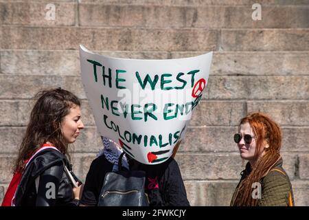 Manifestanti femminili prima della marcia della solidarietà a nome della Palestina a Helsinki, in Finlandia Foto Stock