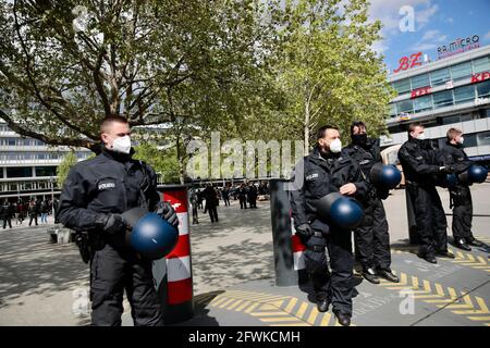 Berlino, Germania. 23 maggio 2021. I poliziotti si accamanono a Breitscheidplatz dopo circa 100 partecipanti a una manifestazione contro la politica di Corona. Credit: Carsten Koall/dpa/Alamy Live News Foto Stock