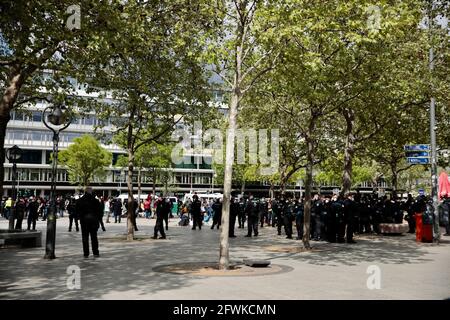 Berlino, Germania. 23 maggio 2021. I poliziotti si accamanono a Breitscheidplatz dopo circa 100 partecipanti a una manifestazione contro la politica di Corona. Credit: Carsten Koall/dpa/Alamy Live News Foto Stock