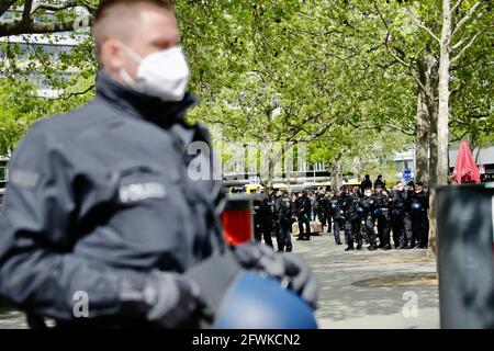 Berlino, Germania. 23 maggio 2021. I poliziotti si accamanono a Breitscheidplatz dopo 100 partecipanti a una manifestazione contro la politica di Corona. Credit: Carsten Koall/dpa/Alamy Live News Foto Stock