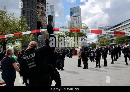 Berlino, Germania. 23 maggio 2021. I poliziotti si accamanono a Breitscheidplatz dopo 100 partecipanti a una manifestazione contro la politica di Corona. Credit: Carsten Koall/dpa/Alamy Live News Foto Stock