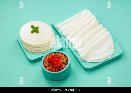 Riso pathiri malabar sud indiano cibo speciale a base di riso farina che è disposta in un colore pieno acquamarina con ben guarnito veg c Foto Stock