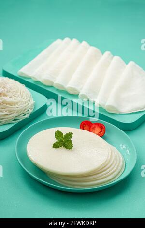 Riso Pathiri e Ideyappam, malabar, colazione speciale a base di farina di riso di colore bianco, sistemata in un colo solido acquamarina Foto Stock