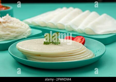 Riso Pathiri e Ideyappam, malabar, colazione speciale a base di farina di riso di colore bianco, sistemata in un colo solido acquamarina Foto Stock