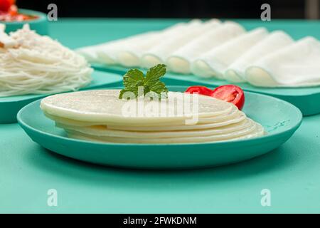 Riso Pathiri e Idiyappam, malabar sud indiano speciale colazione a base di farina di riso di colore bianco, arrangiata in color acquamarina. Foto Stock