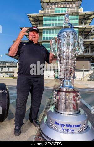 Indianapolis, Indiana, Stati Uniti. 20 maggio 2021. 4 volte vincitore di Indy500, AJ Foyt, Jr si pone con la sua auto vincente nel 1961 con il Trofeo Borg Warner e la sua entrata ABC Supply guidata da JR Hildebrand. Credit: Brian Spurlock Grindstone Media/ASP/ZUMA Wire/Alamy Live News Foto Stock