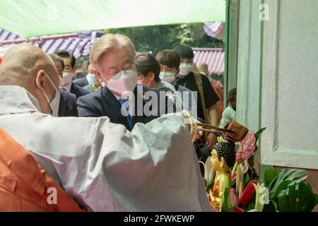 Namyangju, Corea del Sud. 19 maggio 2021. Lee Jae-Myung (C), governatore della Corea del Sud di Gyeonggi, partecipa a una cerimonia per celebrare il compleanno di Buddha al tempio di Bongseonsa. Lee Jae-Myung è l'attuale leader tra i potenziali candidati presidenziali del Partito democratico al governo. Le prossime elezioni presidenziali della Corea del Sud sono in data 9 marzo 2022. (Foto di Jaewon Lee/SOPA Images/Sipa USA) Credit: Sipa USA/Alamy Live News Foto Stock